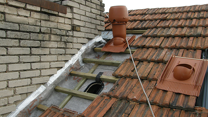 монтаж вентиляционных труб на крыше